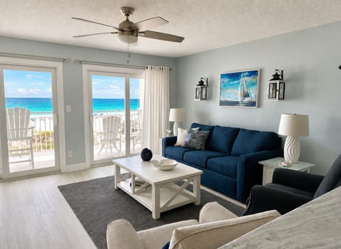 Very relaxing living room area with amazing views! 