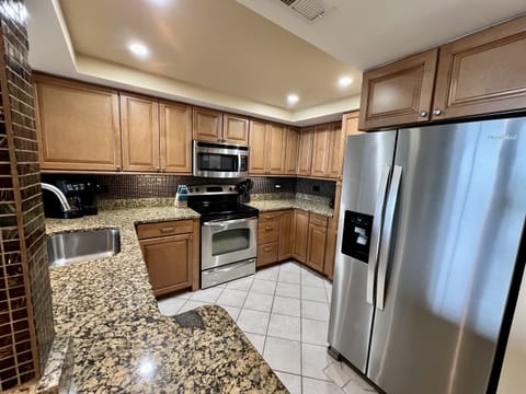 Beautiful Kitchen w/Granite Countertops