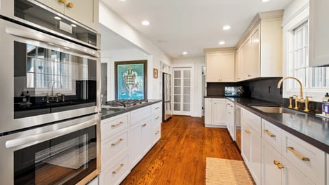 Remodeled Gourmet Kitchen - Double oven, Dishwasher, Cooktop