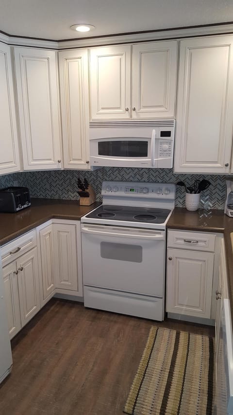 Gorgeous New Kitchen w/ 42" Cabinets