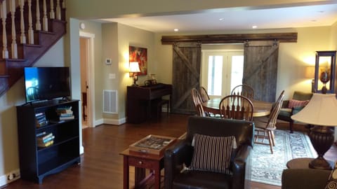 Living room/dining area