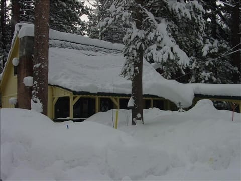 Front of the cabin in the snow