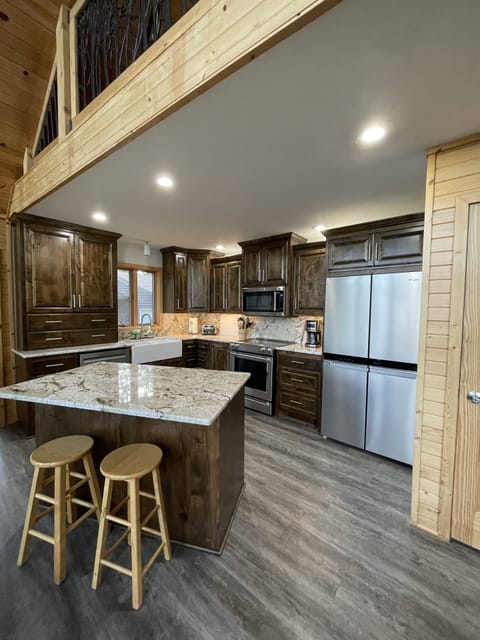 Updated well stocked kitchen 2023.  