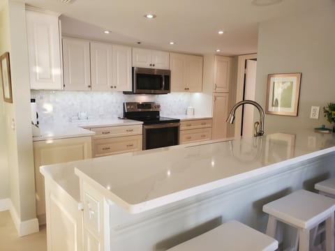 Large breakfast nook/bar with stools, allows everyone to gather and socialize.