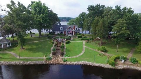 Peninsula with almost 1000 ft of lake frontage. 