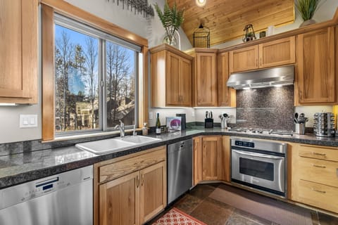 Aspen Lodge, Stainless Steel Appliances in an Amazingly Well-Equipped Kitchen