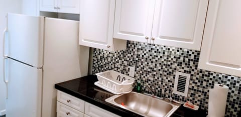 Spacious full-kitchen