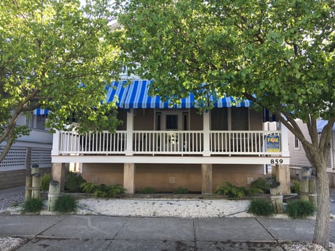 1st floor convenience. Tree lined street. 1-2 minute walk to beach & boardwalk