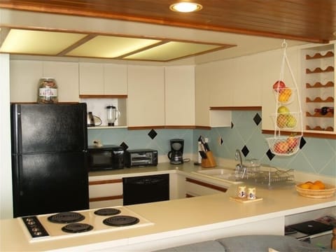 Fully loaded open kitchen w few new appliances. Cooking w oceanview & surf sound