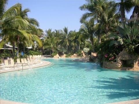 3 pools & hot tub, poolside beverage, towel service, outdoor dining