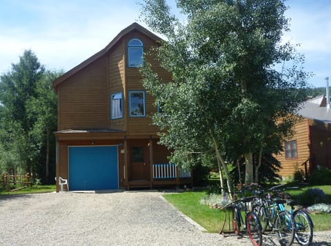 The house bikes are waiting for you to ride them to town or past Peanut Lake!