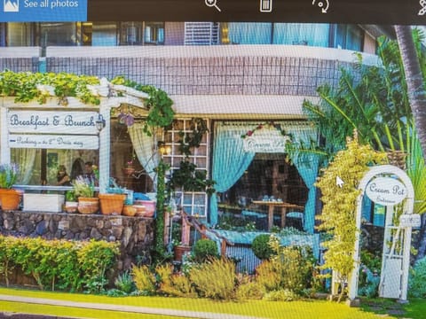 popular breakfast and brunch cafe on lobby level