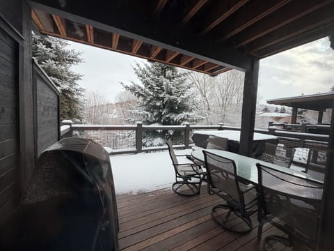 Spacious Deck with Grill, table for 6 and a Hot Tub (brand new)