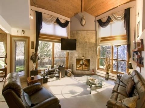 one of a kind fully updated lofted ceiling real wood fireplace end unit