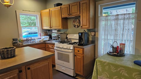 Island & Equipped kitchen: microwave, coffeemaker, gas range, blender. toaster.