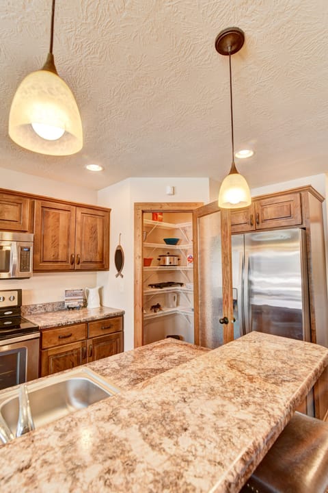 Kitchen/Pantry (crock pot, toaster, coffee makers)