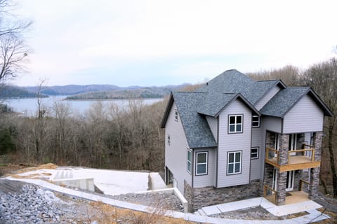 Easy Livin' Lodge on Center Hill Lake.