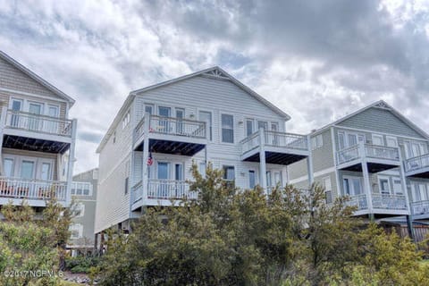 Beautiful water views of sound and intracoastal waterway! Fast wifi. NO PETS!