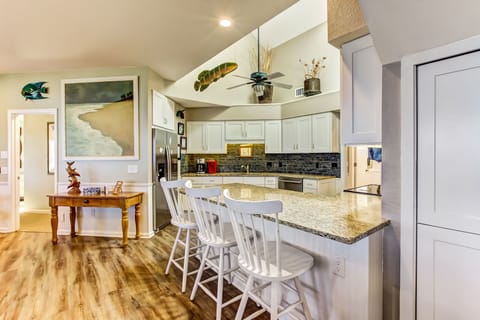Breakfast bar area at kitchen.
