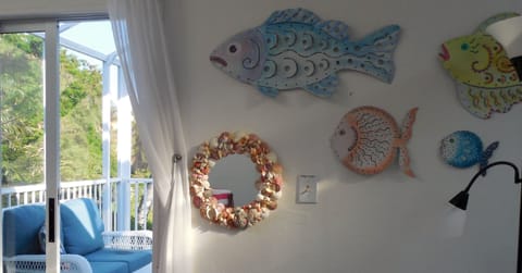 I made the mirror in this photo with Captiva shells.

