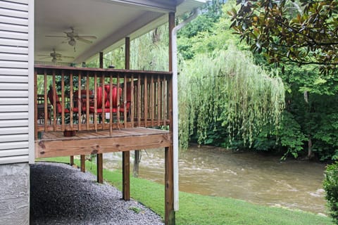 River Cottage Pigeon Forge "Henderson's Riverside #2" - Covered Back Deck Next to the Little Pigeon River