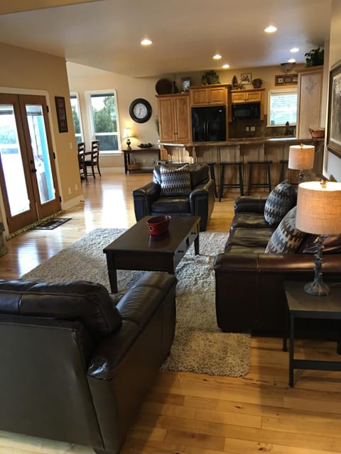 Main Level Sitting Area.