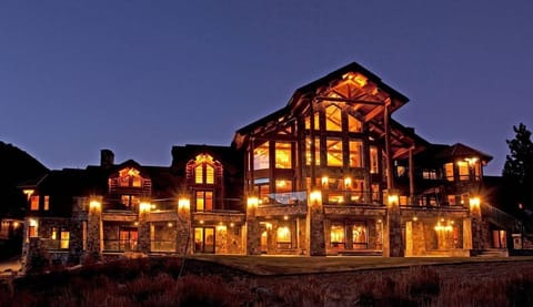 Night View of Victory Lodge.