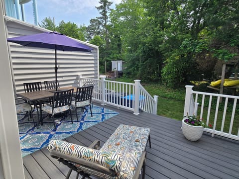 Back patio with dining table for 6.