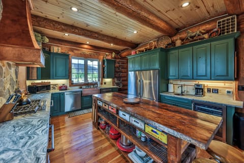 Well-stocked with every kitchen item you can imagine. 