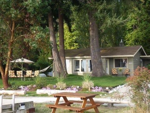 Beach Cottage-enjoy the beachfront 
picnic table, and ocean-view front lawn.
