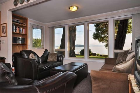 Beach Cottage Living-room a with beautiful ocean view 