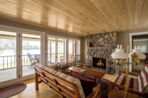 Living room w/gas fireplace