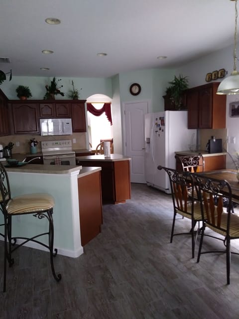 fully equipped kitchen 