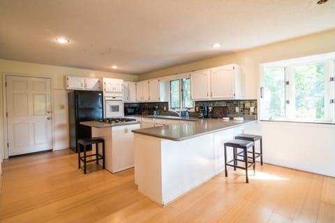 Kitchen + Breakfast Bar