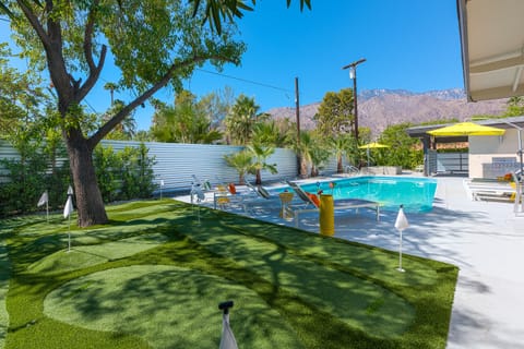 9 hole putting green