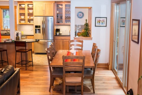 Expandable dining table.