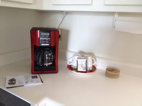 Coffe pot with auto start timer. Fully equipped kitchen. 