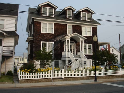 Blooms By The Sea-Historic 1928 Cottage in Old Town!