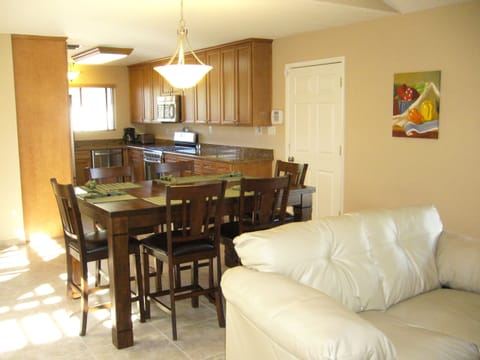 Dining area (seats 6)-sitting area