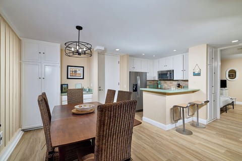 Breakfast Bar and dining table for 6