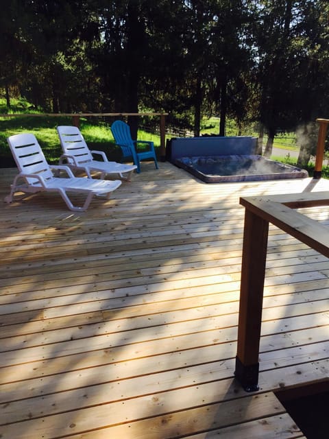 Brand New Hot Tub and extended deck!