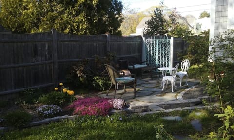 Beach cottage, walking distance to downtown Kennebunk, 2 miles to pristine beach