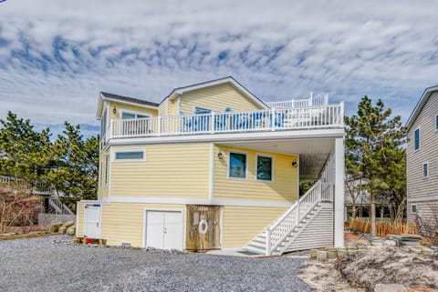 Parking for 6+ cars in front and back