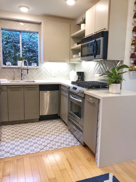Complete renovated kitchen just a few weeks ago. Beautiful! Every appliance