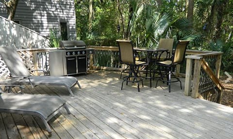 Outside Deck w/ Grill