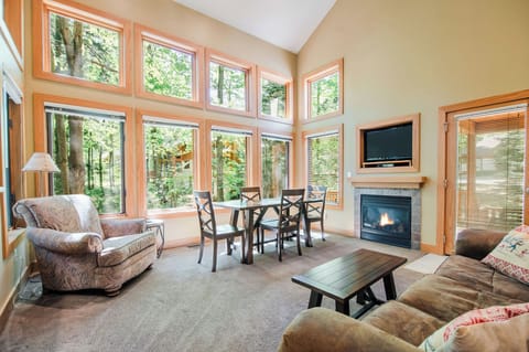 Upper Living Room (3 & 4 bedroom)