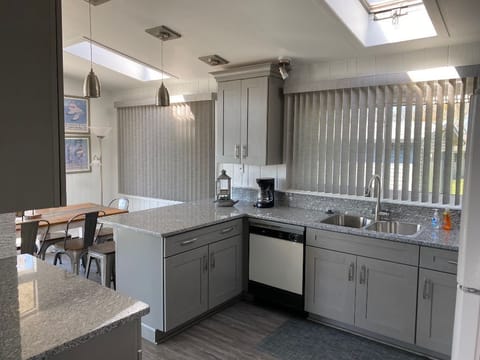 Kitchen w/granite counter tops