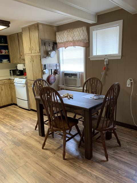 Dining Nook
The table expands to accommodate 8 
