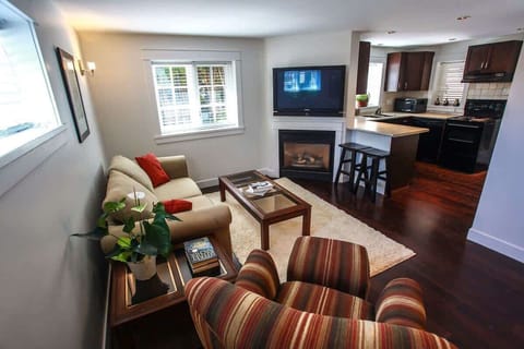 Living Room with 42' TV over gas fireplace