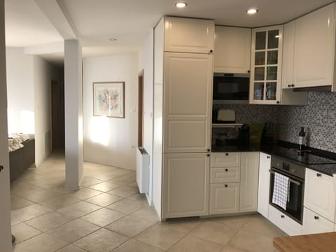 Entry to Kitchen from Front door foyer